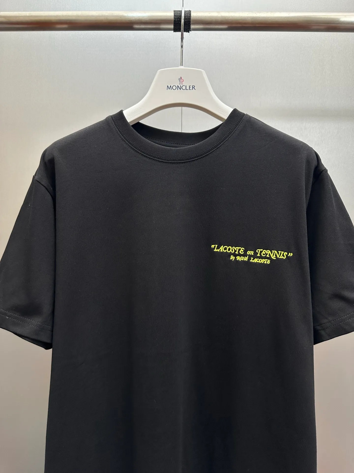 🔥P100💰LACOSTE/French Crocodile 2026 Summer New Arrival fashionable printed round neck short-sleeved loose embroidered T-shirt. Selected high-quality 32-count 230g pure cotton fabric, soft and skin-friendly, breathable and sweat-absorbent. Say goodbye to hot and sticky summer wear. The chest pays homage to the embroidered name letter pattern of the brand founder, and the imported Tajima embroidery technology has bright colors and smooth craftsmanship. The brand's small crocodile pattern is standard under the neckline on the back, and the Retro tennis racket pattern is printed on the back, which is also a tribute to the brand founder. The Classic version is suitable for various body shapes, and can be easily used in many scenarios such as commuting, dating, and sports. Regardless of gender and age, it is easy to wear a loose-fitting outfit with your eyes closed. Hang tags, watches, wash marks, and packaging bags are all complete. Color: Black, White Size: S-x L